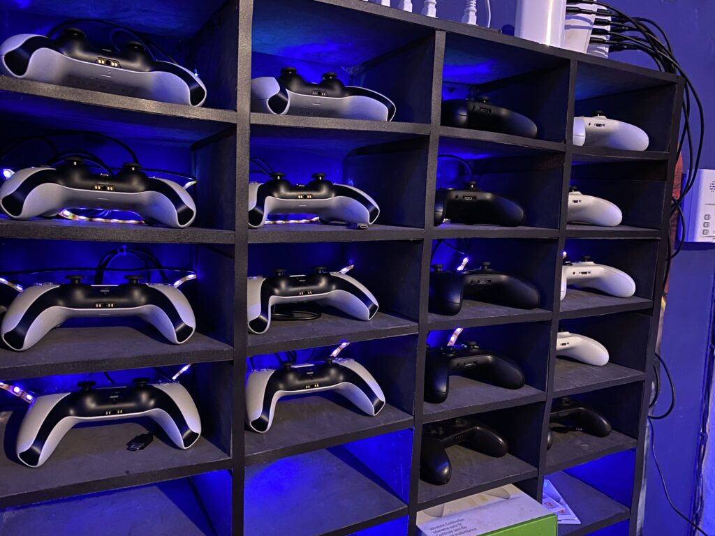 Controles de PlayStation y Xbox en NetFORCE, La Antigua Guatemala